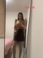 一个娇小的小姐姐