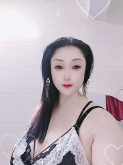 白嫩大胸长腿少女