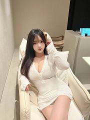 舔着妹妹一线天时她很敏感一直扭动