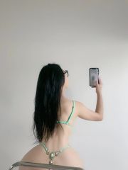 大臀丁字裤美女