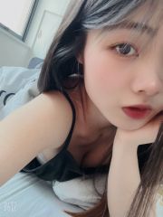 高挑纤细白嫩妹