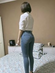 热臀牛仔裤少妇