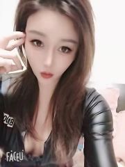 大奶可玩三通的美女