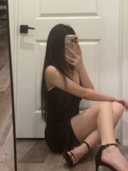 小妹皮肤又白又嫩