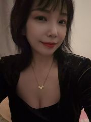 短发美乳少妇