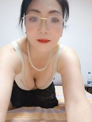 风韵犹存的迷人妈妈