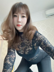 嫩妹逼紧翘臀汁水多