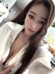 妹子肤白奶大身材棒
