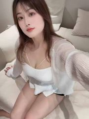 白嫩苗条身材大胸妹子