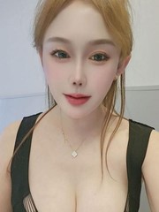 返食肤白貌美大胸妹