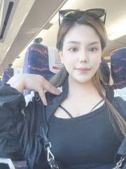 可以玩玩具的大熊妹子